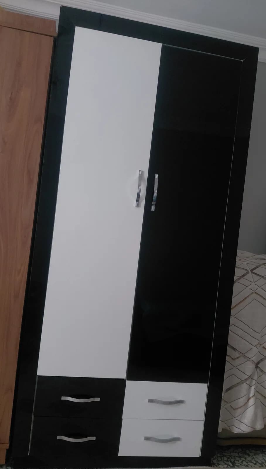 İki kapaklı 4 çekmeceli siyah beyaz parlaklakr gardrop